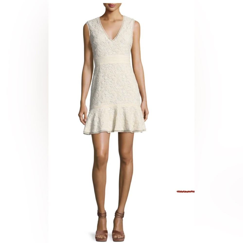 NWT ONELLA SLEEVELESS V NECK